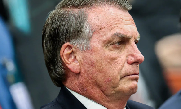 Defesa de Jair Bolsonaro confirma que pedido de asilo na Argentina chegou ao ex-presidente em 2024, mas foi recusado. PF vê indício de tentativa de fuga.