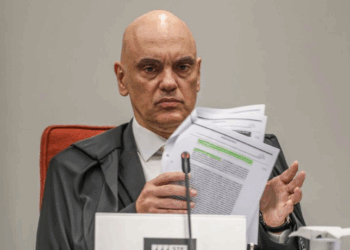 Medidas estudadas pelo governo Trump contra Alexandre de Moraes incluem bloqueio de contas em Apple e Google e restrições a serviços nos Estados Unidos, conforme aliados do ex-presidente.