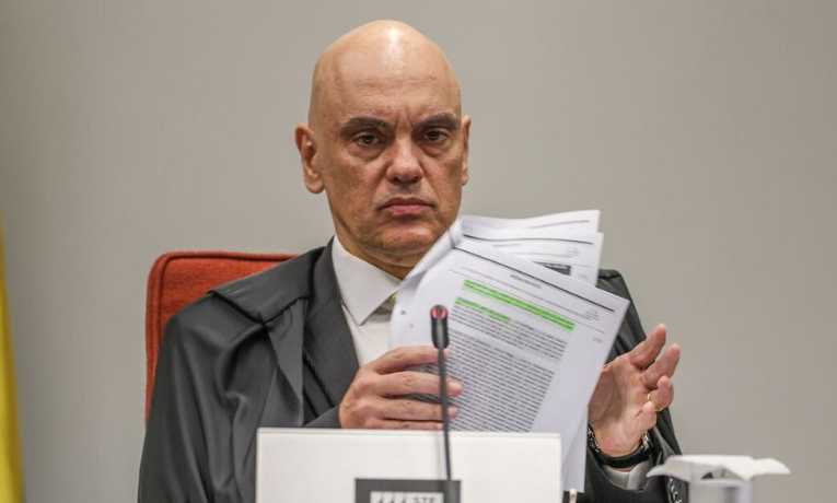 Medidas estudadas pelo governo Trump contra Alexandre de Moraes incluem bloqueio de contas em Apple e Google e restrições a serviços nos Estados Unidos, conforme aliados do ex-presidente.
