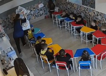 Professora de Caxias do Sul é investigada por agredir aluno de 4 anos com pilha de livros. Criança perdeu dente e precisará de acompanhamento odontológico e psicológico.