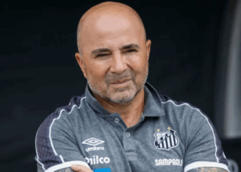 O Santos abriu mão do retorno de Jorge Sampaoli após exigências financeiras e afastamento de jogadores do elenco. Direção priorizou jovens da base e limitações orçamentárias diante da crise no clube.