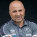 O Santos abriu mão do retorno de Jorge Sampaoli após exigências financeiras e afastamento de jogadores do elenco. Direção priorizou jovens da base e limitações orçamentárias diante da crise no clube.