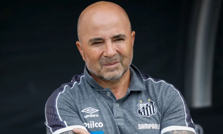 O Santos abriu mão do retorno de Jorge Sampaoli após exigências financeiras e afastamento de jogadores do elenco. Direção priorizou jovens da base e limitações orçamentárias diante da crise no clube.