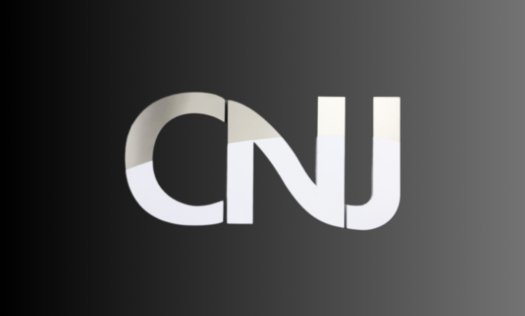 CNJ investiga desembargadora do TRT-ES por postagens com conteúdo político e agressivo em grupo de WhatsApp. Corregedor pede defesa em 15 dias, mas nega afastamento.