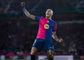 Barcelona vira sobre o Levante por 3 a 2 e mantém 100% na LaLiga; Atlético de Madrid apenas empata com Elche, acumulando tropeços na competição espanhola.