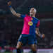 Barcelona vira sobre o Levante por 3 a 2 e mantém 100% na LaLiga; Atlético de Madrid apenas empata com Elche, acumulando tropeços na competição espanhola.