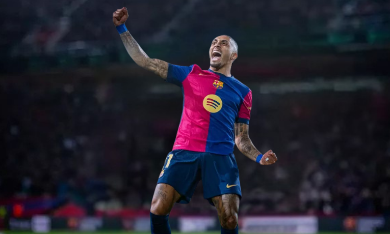 Barcelona vira sobre o Levante por 3 a 2 e mantém 100% na LaLiga; Atlético de Madrid apenas empata com Elche, acumulando tropeços na competição espanhola.