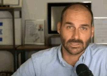 Eduardo Bolsonaro pediu para exercer seu mandato a partir dos Estados Unidos. No entanto, Hugo Motta, presidente da Câmara, afirmou que não existe previsão regimental para autorizar atuação remota de parlamentares.
