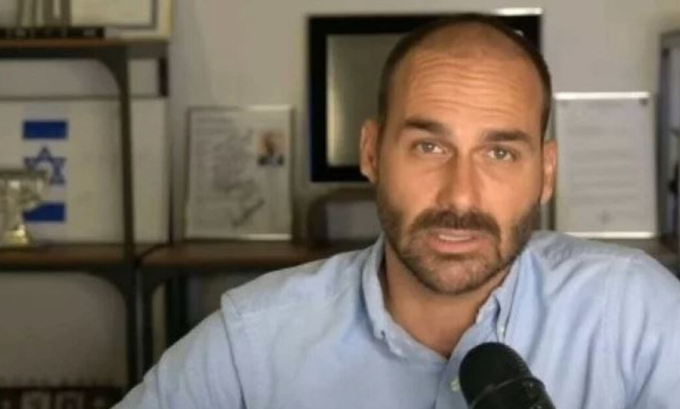 Eduardo Bolsonaro pediu para exercer seu mandato a partir dos Estados Unidos. No entanto, Hugo Motta, presidente da Câmara, afirmou que não existe previsão regimental para autorizar atuação remota de parlamentares.