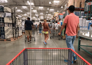 Com investimento de £1 bilhão, a Asda implementa IA em suas lojas para otimizar reposição de produtos, reduzir desperdício e oferecer melhor experiência ao cliente.