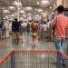 Com investimento de £1 bilhão, a Asda implementa IA em suas lojas para otimizar reposição de produtos, reduzir desperdício e oferecer melhor experiência ao cliente.