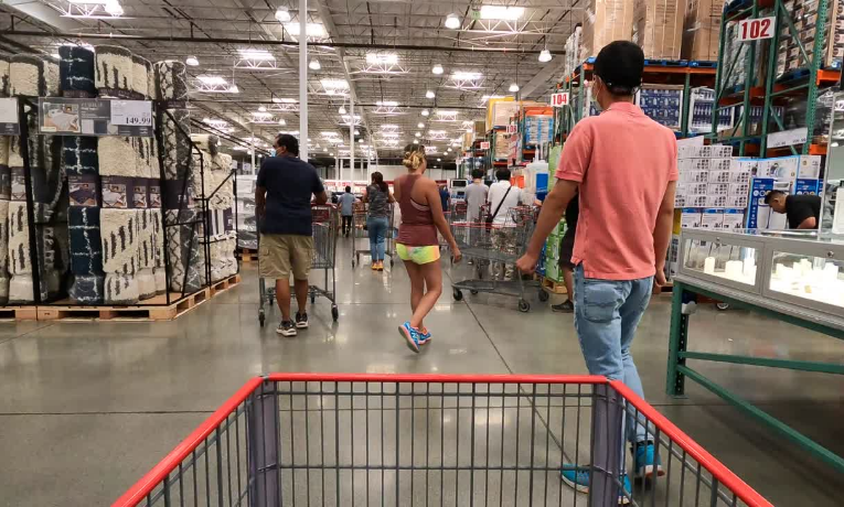 Com investimento de £1 bilhão, a Asda implementa IA em suas lojas para otimizar reposição de produtos, reduzir desperdício e oferecer melhor experiência ao cliente.
