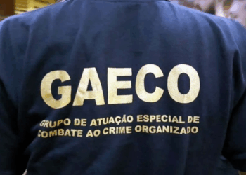 Polícia e Ministério Público de Campinas impedem homicídio planejado contra promotor do GAECO. Prisões temporárias e buscas desarticulam esquema com financiamento e armamento.