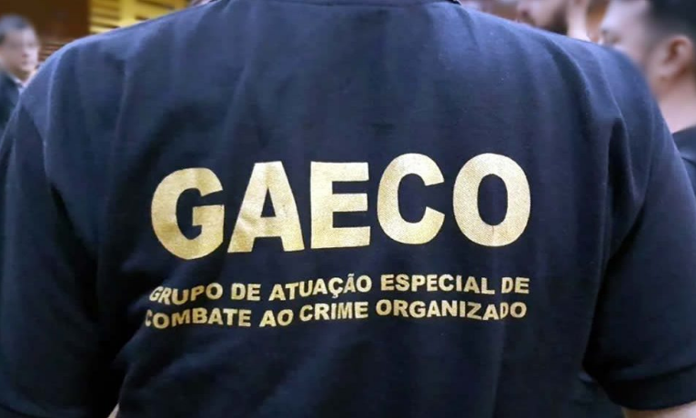 Polícia e Ministério Público de Campinas impedem homicídio planejado contra promotor do GAECO. Prisões temporárias e buscas desarticulam esquema com financiamento e armamento.