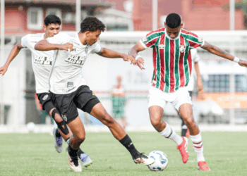 Fluminense venceu o Atlético-MG por 2 a 1 pela 16ª rodada do Brasileirão Sub-17. William Lopes e Wesley Natã marcaram para o Tricolor; Pascini fez para o Galinho.