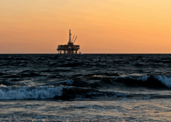 Contratos futuros de petróleo caíram nesta sexta-feira (29) com pressão da oferta da Opep. Mesmo com riscos da guerra Rússia-Ucrânia e tarifas dos EUA, mercado segue atento ao impacto nas exportações russas.