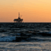 Contratos futuros de petróleo caíram nesta sexta-feira (29) com pressão da oferta da Opep. Mesmo com riscos da guerra Rússia-Ucrânia e tarifas dos EUA, mercado segue atento ao impacto nas exportações russas.