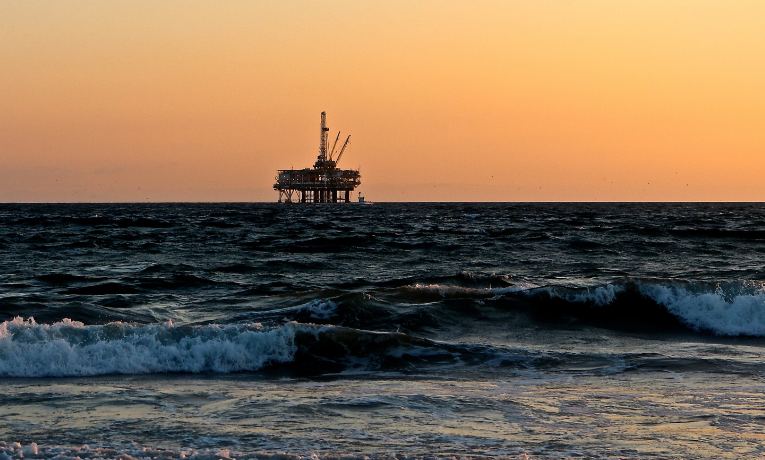 Contratos futuros de petróleo caíram nesta sexta-feira (29) com pressão da oferta da Opep. Mesmo com riscos da guerra Rússia-Ucrânia e tarifas dos EUA, mercado segue atento ao impacto nas exportações russas.