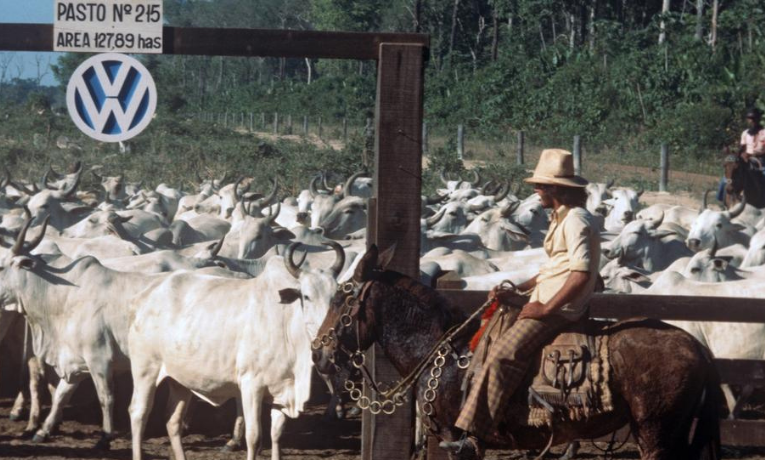Trabalhadores da Fazenda Vale do Rio Cristalino conduzem rebanho de gado em 1978. A propriedade foi acusada de práticas de trabalho escravo entre 1974 e 1986.