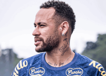 Neymar está pronto para jogo contra o Fluminense, e Guilherme treina com o grupo. Técnico Vojvoda terá novas opções ofensivas, incluindo Mayke, que fará estreia em casa pelo Santos.