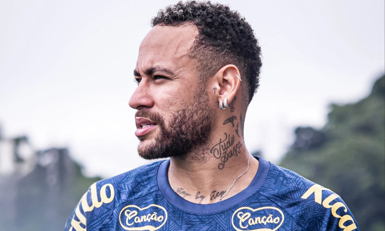 Neymar está pronto para jogo contra o Fluminense, e Guilherme treina com o grupo. Técnico Vojvoda terá novas opções ofensivas, incluindo Mayke, que fará estreia em casa pelo Santos.