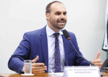 Eduardo Bolsonaro afirmou que ele e sua família podem deixar o PL se Tarcísio de Freitas migrar para a sigla. O deputado citou tentativa de “apagamento” dos Bolsonaros e cogitou candidatura própria em 2026.