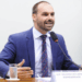 Eduardo Bolsonaro afirmou que ele e sua família podem deixar o PL se Tarcísio de Freitas migrar para a sigla. O deputado citou tentativa de “apagamento” dos Bolsonaros e cogitou candidatura própria em 2026.