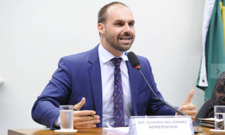 Eduardo Bolsonaro afirmou que ele e sua família podem deixar o PL se Tarcísio de Freitas migrar para a sigla. O deputado citou tentativa de “apagamento” dos Bolsonaros e cogitou candidatura própria em 2026.