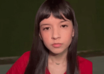 A influenciadora Bel Peres protestou na Avenida Brigadeiro Faria Lima após o YouTube remover seu canal por suposta “adultização” de crianças, reacendendo discussões sobre limites de exposição infantil online.