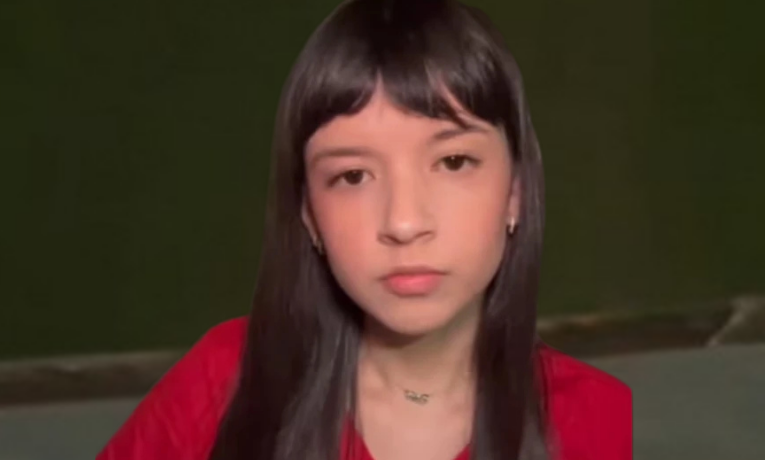 A influenciadora Bel Peres protestou na Avenida Brigadeiro Faria Lima após o YouTube remover seu canal por suposta “adultização” de crianças, reacendendo discussões sobre limites de exposição infantil online.