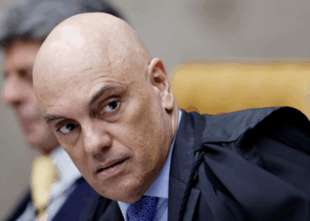 O ministro Alexandre de Moraes autorizou visita da senadora Damares Alves a Jair Bolsonaro um dia antes do julgamento da trama golpista no STF. Polícia Penal fará revista em veículos.