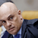 O ministro Alexandre de Moraes autorizou visita da senadora Damares Alves a Jair Bolsonaro um dia antes do julgamento da trama golpista no STF. Polícia Penal fará revista em veículos.