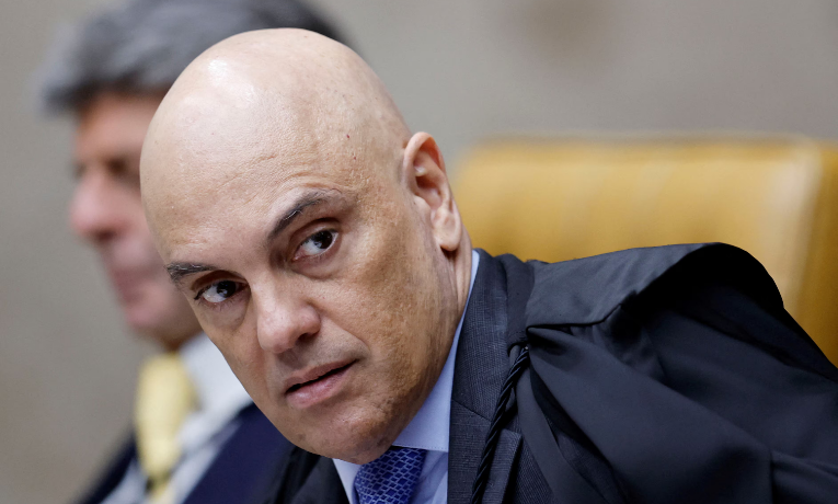 O ministro Alexandre de Moraes autorizou visita da senadora Damares Alves a Jair Bolsonaro um dia antes do julgamento da trama golpista no STF. Polícia Penal fará revista em veículos.