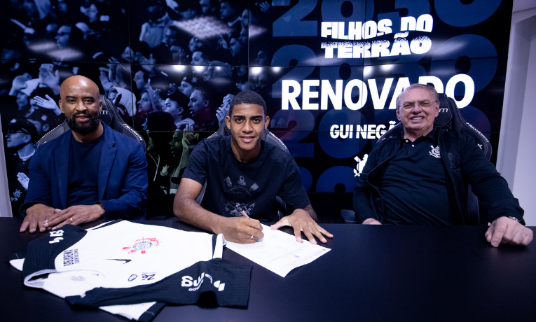 Corinthians renova contrato de Gui Negão até junho de 2030, com multa milionária. Atacante marca nos últimos três jogos e reforça protagonismo no Timão.