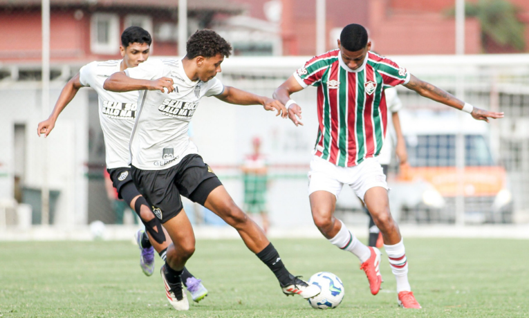 Fluminense venceu o Atlético-MG por 2 a 1 pela 16ª rodada do Brasileirão Sub-17. William Lopes e Wesley Natã marcaram para o Tricolor; Pascini fez para o Galinho.