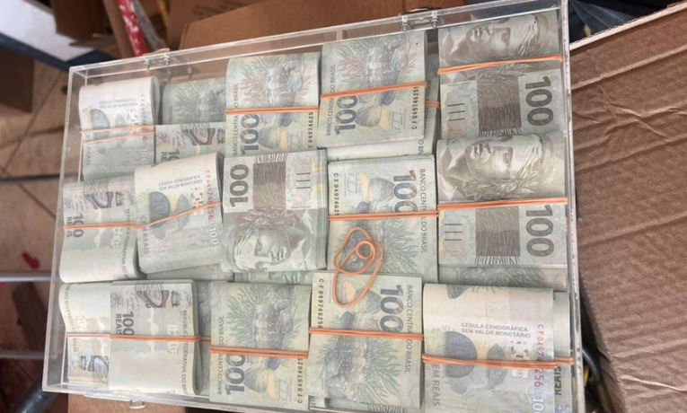 Polícia Civil do Espírito Santo realiza operação contra rifas ilegais e lavagem de dinheiro no Sul do estado. Bens de luxo foram apreendidos em cinco cidades.