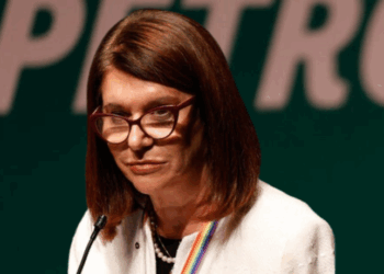 A Petrobras planeja ampliar capacidade de refino para atingir autossuficiência em diesel até 2029, produzindo combustível mais limpo e diminuindo dependência externa.