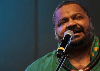 Arlindo Cruz é sepultado no Rio após velório no estilo gurufim. Fãs, artistas, políticos e escolas de samba prestaram homenagens ao compositor, que deixa um legado de talento e generosidade.