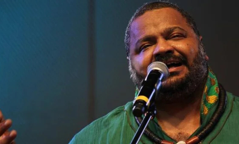 Arlindo Cruz é sepultado no Rio após velório no estilo gurufim. Fãs, artistas, políticos e escolas de samba prestaram homenagens ao compositor, que deixa um legado de talento e generosidade.