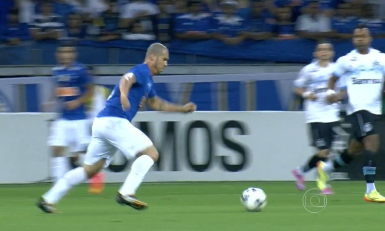 Com gols de Caballero e Guilherme, o Santos venceu o Cruzeiro por 2 a 1 no Mineirão e ganhou fôlego na luta contra o rebaixamento na 19ª rodada do Campeonato Brasileiro.