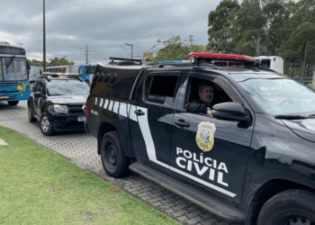 Polícia Civil prende homem de 37 anos por tentativa de homicídio em Vitória. Ataque, motivado por ciúmes, deixou vítima ferida na face, cabeça e pescoço.