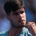 Carlos Alcaraz vence Damir Dzumhur em partida instável no Masters 1000 de Cincinnati e avança à próxima fase. Gauff, Pegula e Paolini também estreiam com vitória.