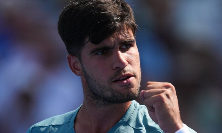 Carlos Alcaraz vence Damir Dzumhur em partida instável no Masters 1000 de Cincinnati e avança à próxima fase. Gauff, Pegula e Paolini também estreiam com vitória.