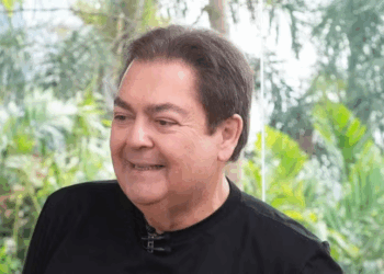 Faustão é extubado após transplantes de rim e fígado e apresenta evolução no quadro clínico. Internado desde maio, ele recebeu visitas no Dia dos Pais e segue em recuperação.