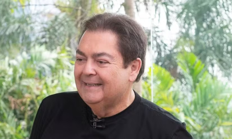 Faustão é extubado após transplantes de rim e fígado e apresenta evolução no quadro clínico. Internado desde maio, ele recebeu visitas no Dia dos Pais e segue em recuperação.
