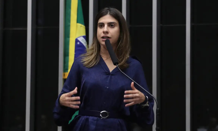 Camila Jara, acusada de empurrar Nikolas Ferreira, não está na lista inicial de deputados investigados pela Corregedoria da Câmara. Imagens podem mudar cenário.