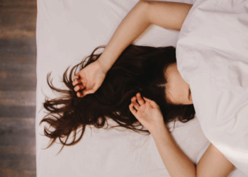 Descubra os melhores aplicativos para monitorar seu ciclo de sono e saiba como proteger seus olhos das telas à noite para dormir melhor e ter mais disposição.
