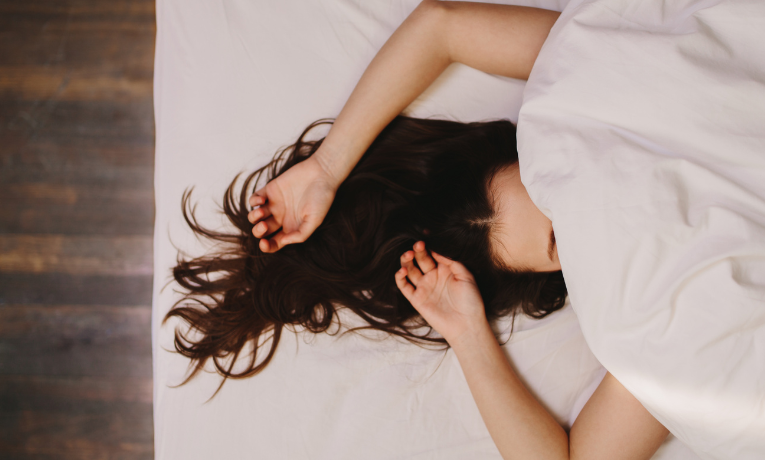 Descubra os melhores aplicativos para monitorar seu ciclo de sono e saiba como proteger seus olhos das telas à noite para dormir melhor e ter mais disposição.