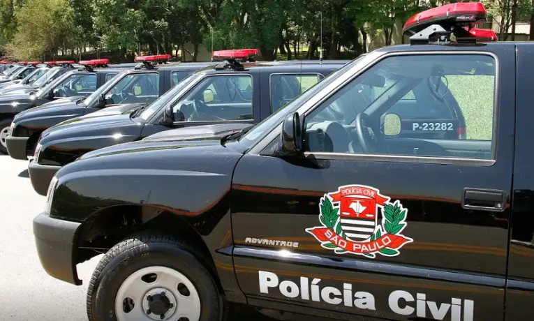 Polícia Civil de São Paulo prende 15 integrantes de quadrilha ligada ao PCC que roubava condomínios de luxo. Grupo é suspeito de arrastões milionários na capital e região metropolitana.