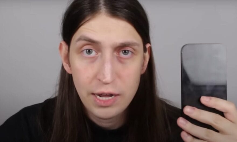 Justiça de SP quebra sigilo de 233 perfis que acusaram youtuber Felca de pedofilia; decisão obriga X e YouTube a fornecer dados e remover conteúdos ofensivos.